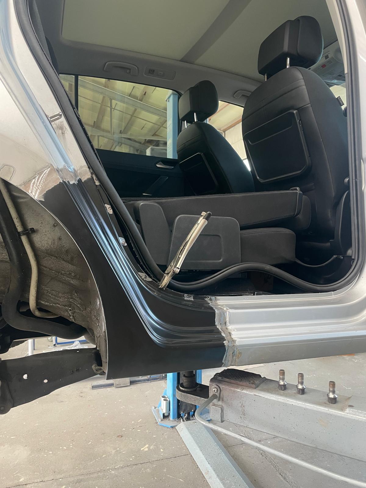 VW Touran mit Seitenschaden