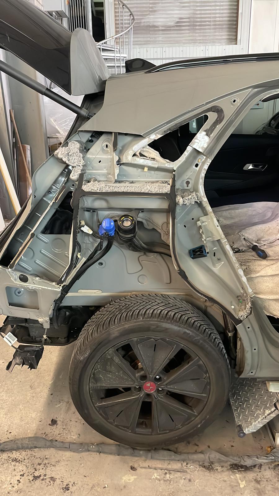 Fahrzeug vor Reparatur mit Unfallschaden